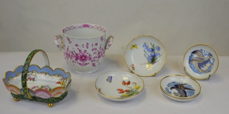 MEISSEN. - Rafraîchissoir en porcelaine à décor de feuillages roses. - On y joi…