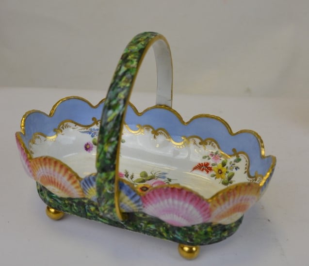 MEISSEN. - Rafraîchissoir en porcelaine à décor de feuillages roses. - On y joi…