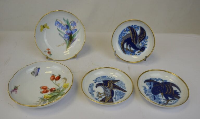MEISSEN. - Rafraîchissoir en porcelaine à décor de feuillages roses. - On y joi…
