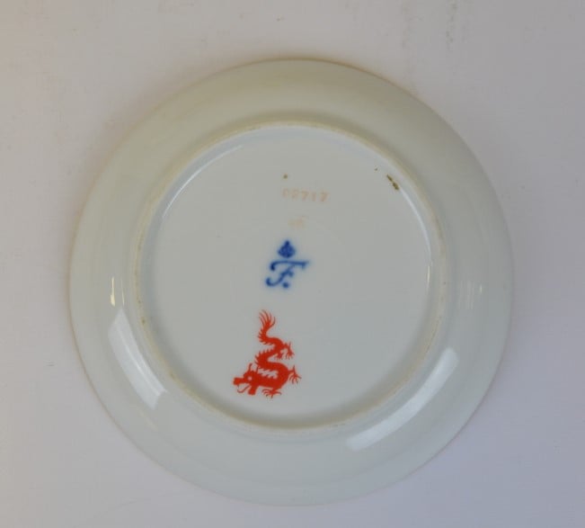 MEISSEN. - Rafraîchissoir en porcelaine à décor de feuillages roses. - On y joi…