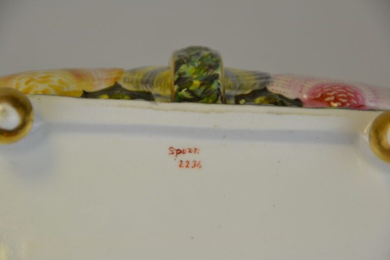 MEISSEN. - Rafraîchissoir en porcelaine à décor de feuillages roses. - On y joi…