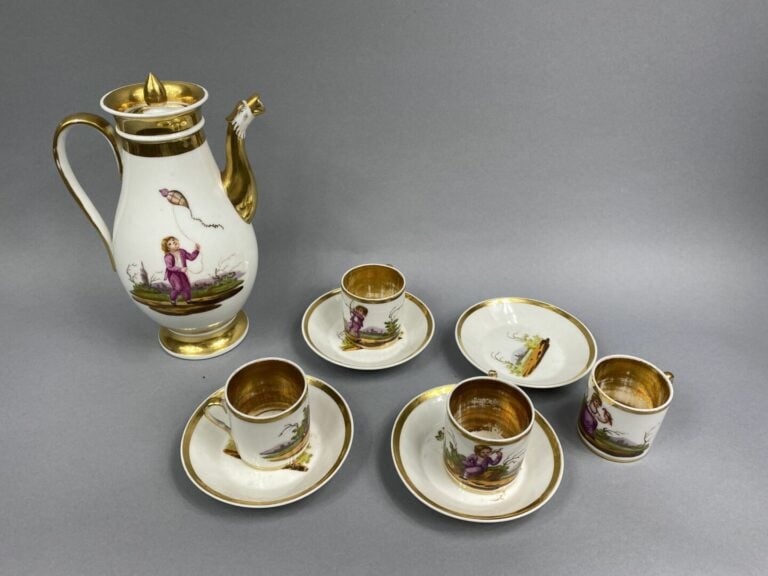 MEISSEN - Service à café comprenant une cafetière et quatre tasses et sous-tass…