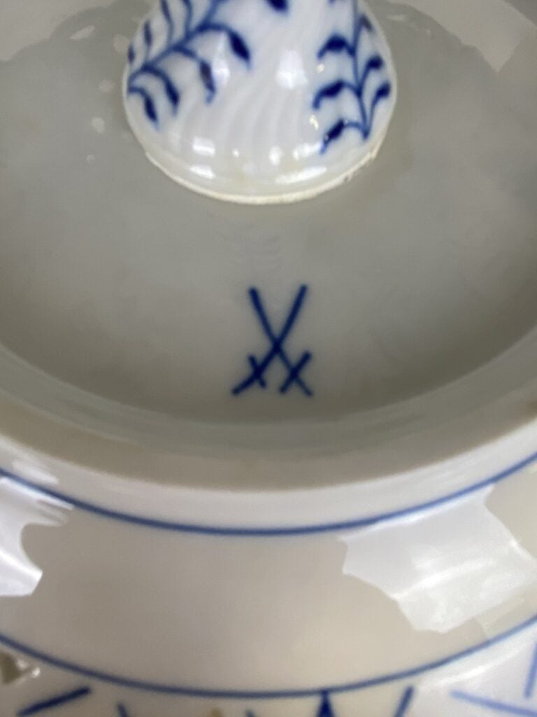 MEISSEN. - Serviteur en porcelaine à trois plateaux ajourés au décor floral. -…