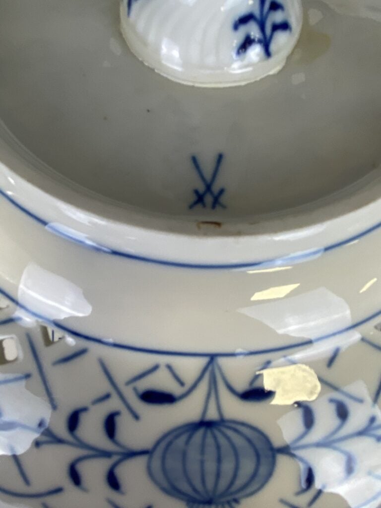 MEISSEN. - Serviteur en porcelaine à trois plateaux ajourés au décor floral. -…