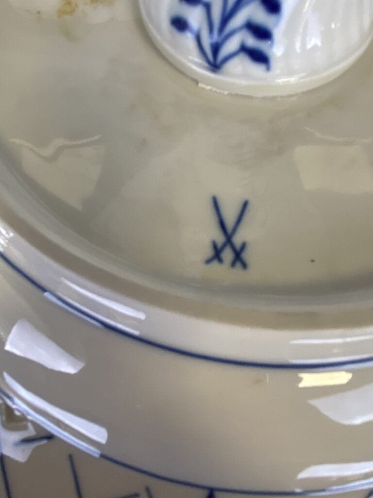 MEISSEN. - Serviteur en porcelaine à trois plateaux ajourés au décor floral. -…
