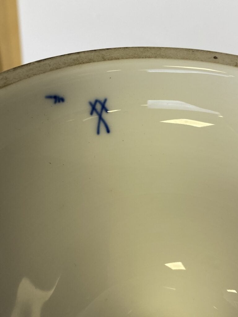 MEISSEN. - Serviteur en porcelaine à trois plateaux ajourés au décor floral. -…
