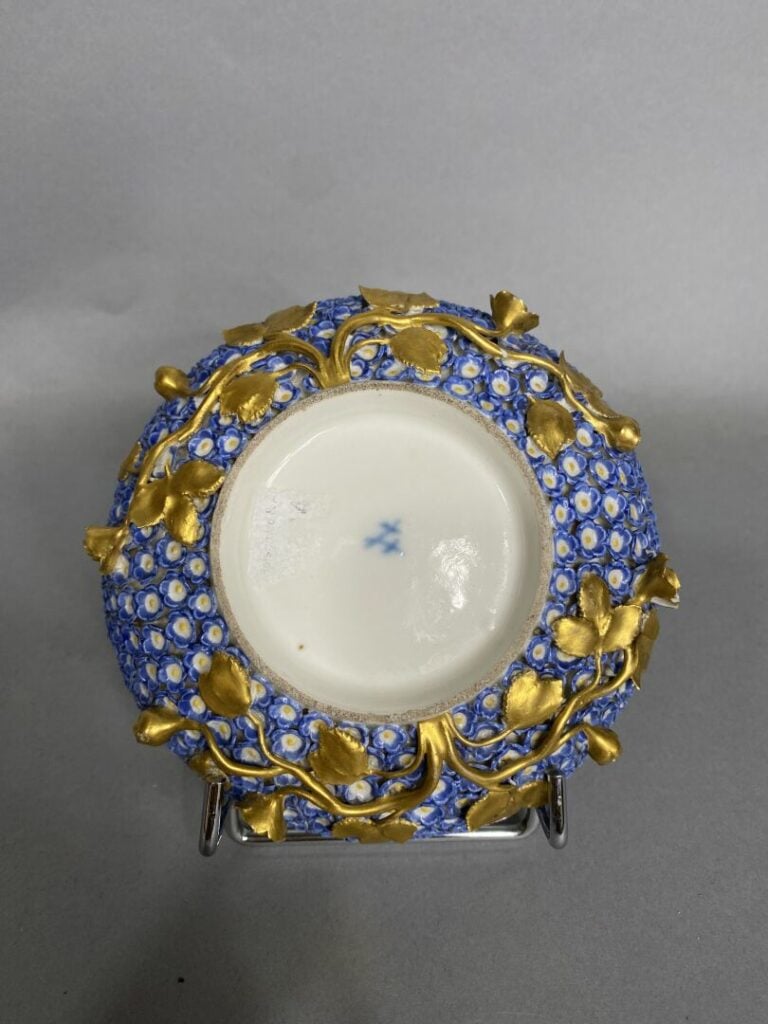 MEISSEN - Soucoupe en porcelaine à décor polychrome de scène galante dans un en…