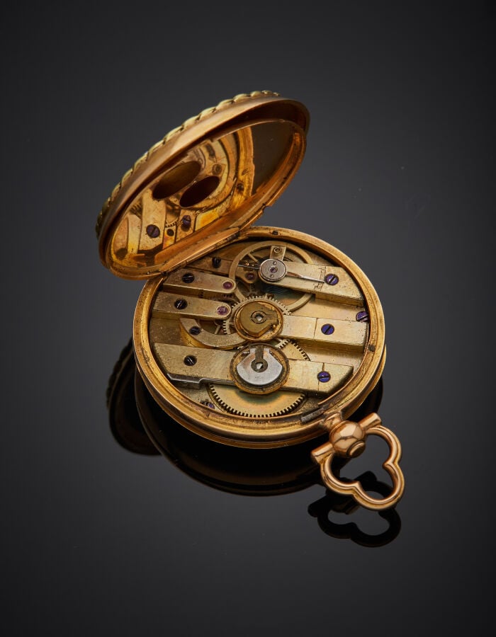 MELLERIO BORGNIS - MONTRE de COL trois ors (750‰) partiellement amati rehaussé…