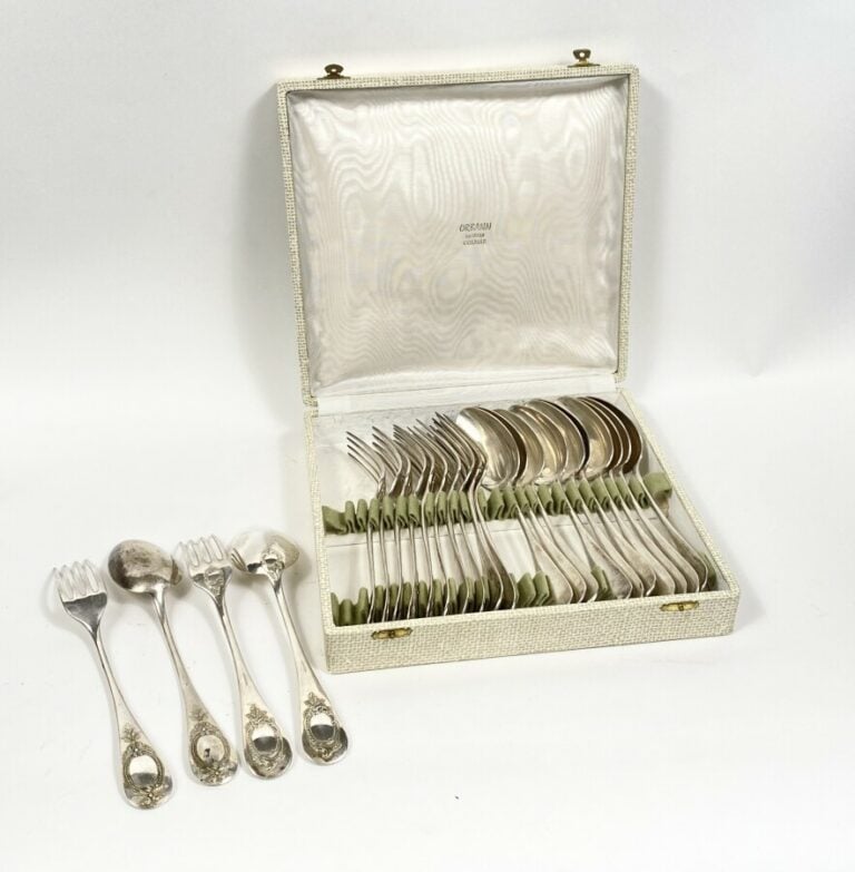 Ménagère en argent (800 millièmes) compenant 12 couverts (deux modèles de 6), l…