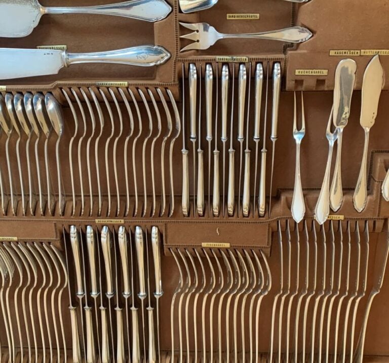 Ménagère en argent (800 ‰) modèle filet, la spatule monogrammée "J" comprenant…