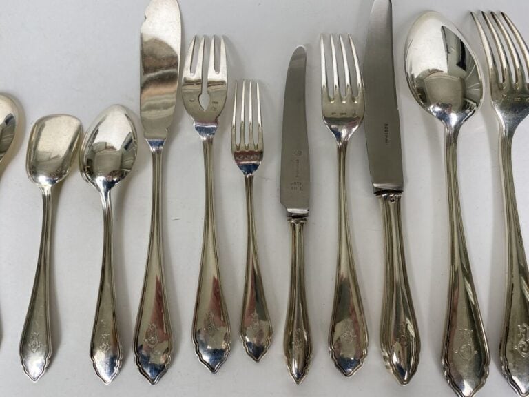 Ménagère en argent (800 ‰) modèle filet, la spatule monogrammée "J" comprenant…
