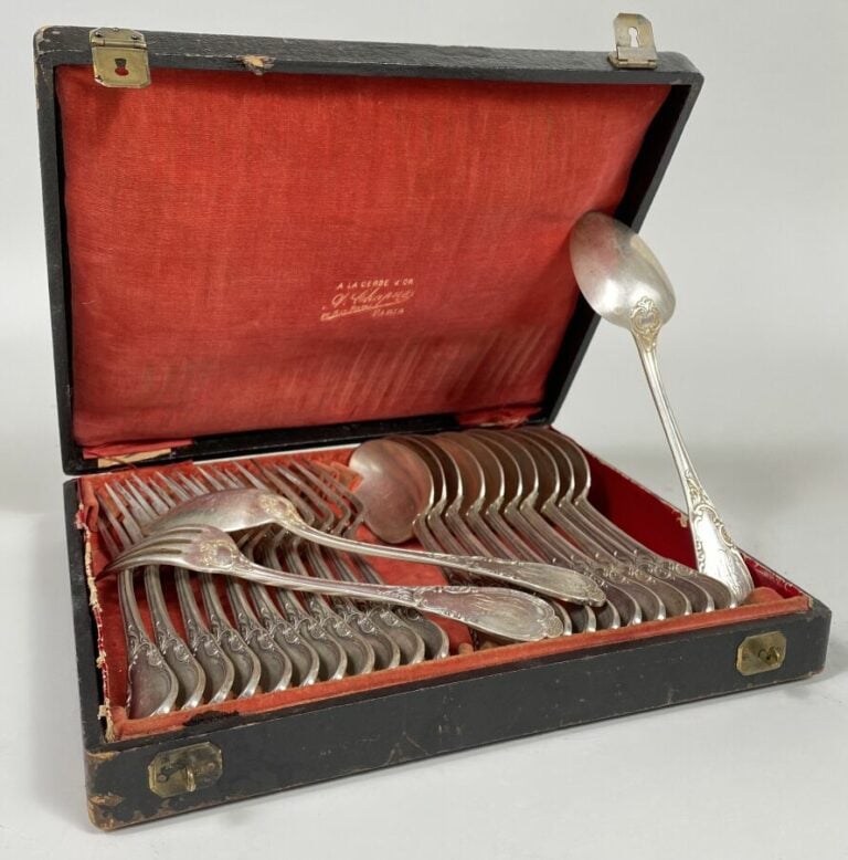 Ménagère en argent composée de 12 fourchettes et 12 cuillères à spatules à déco…