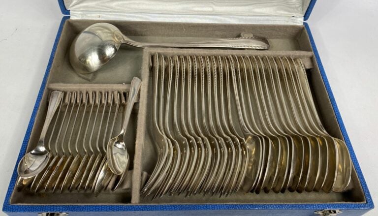 Ménagère en métal argenté comprenant 12 couverts, 14 cuillères à entremet et un…