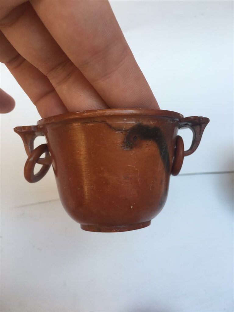 [/] MESURE EN PIERRE DE LARD - A l'image d'un vase archaïsant sur son socle. Il…