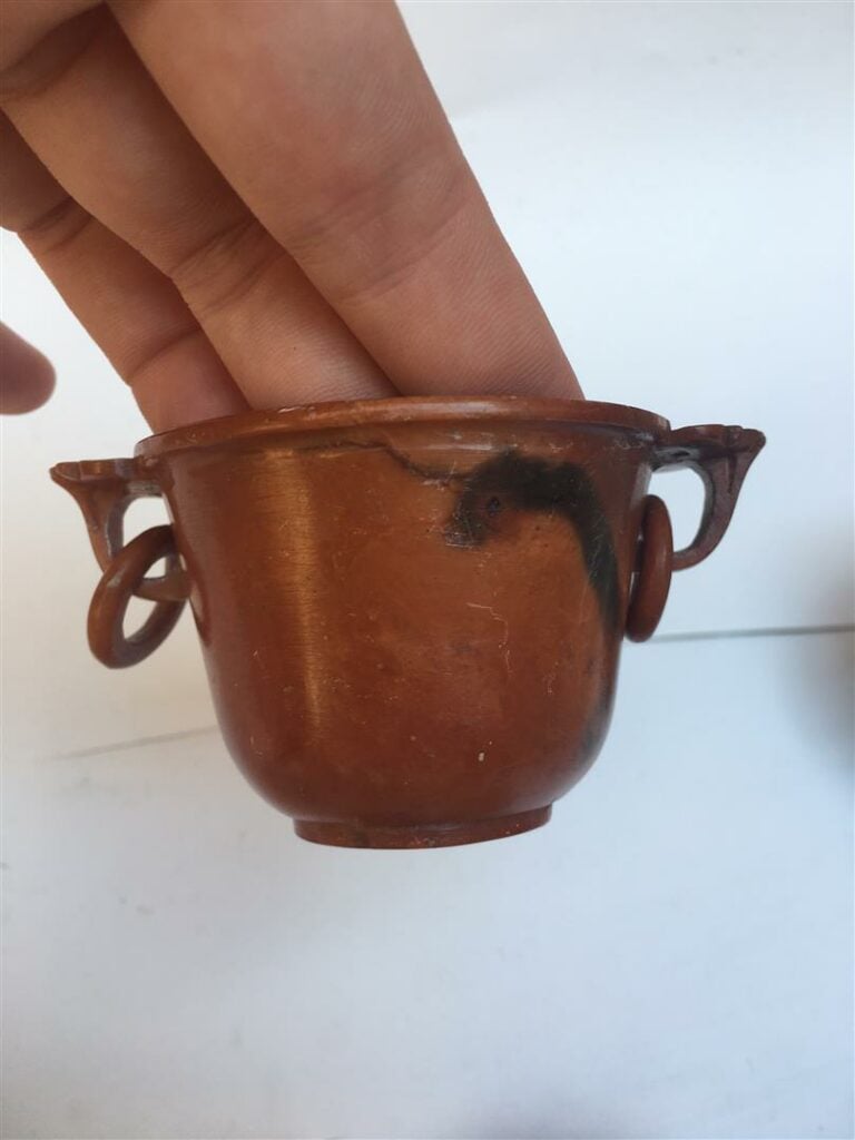 [/] MESURE EN PIERRE DE LARD - A l'image d'un vase archaïsant sur son socle. Il…