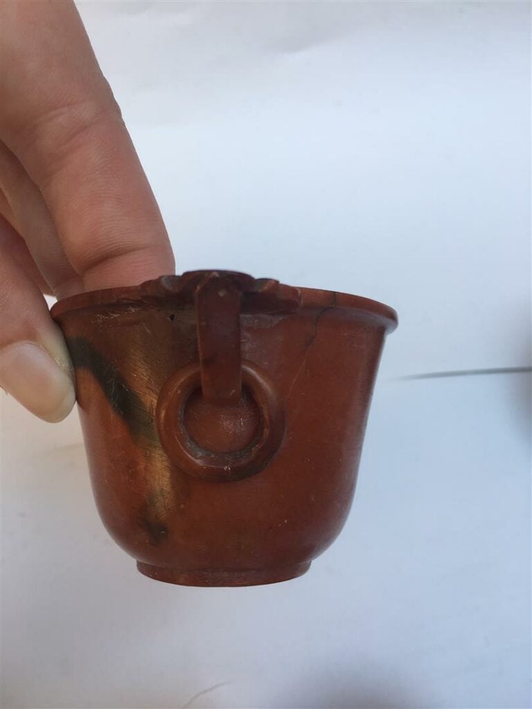 [/] MESURE EN PIERRE DE LARD - A l'image d'un vase archaïsant sur son socle. Il…