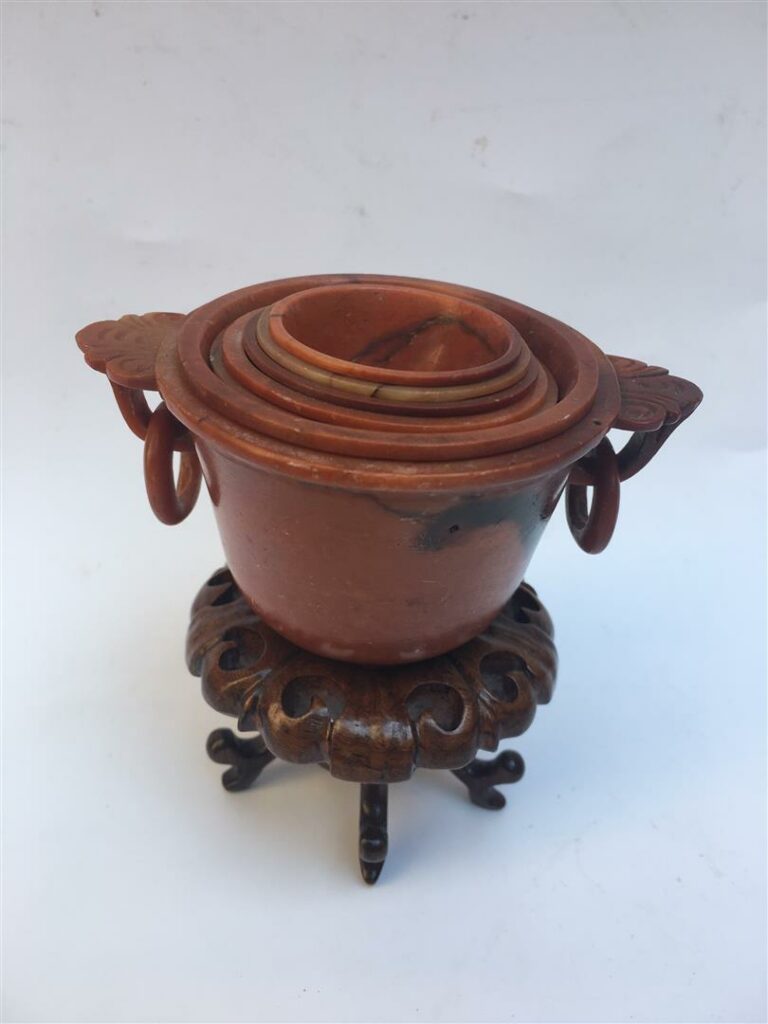 [/] MESURE EN PIERRE DE LARD - A l'image d'un vase archaïsant sur son socle. Il…
