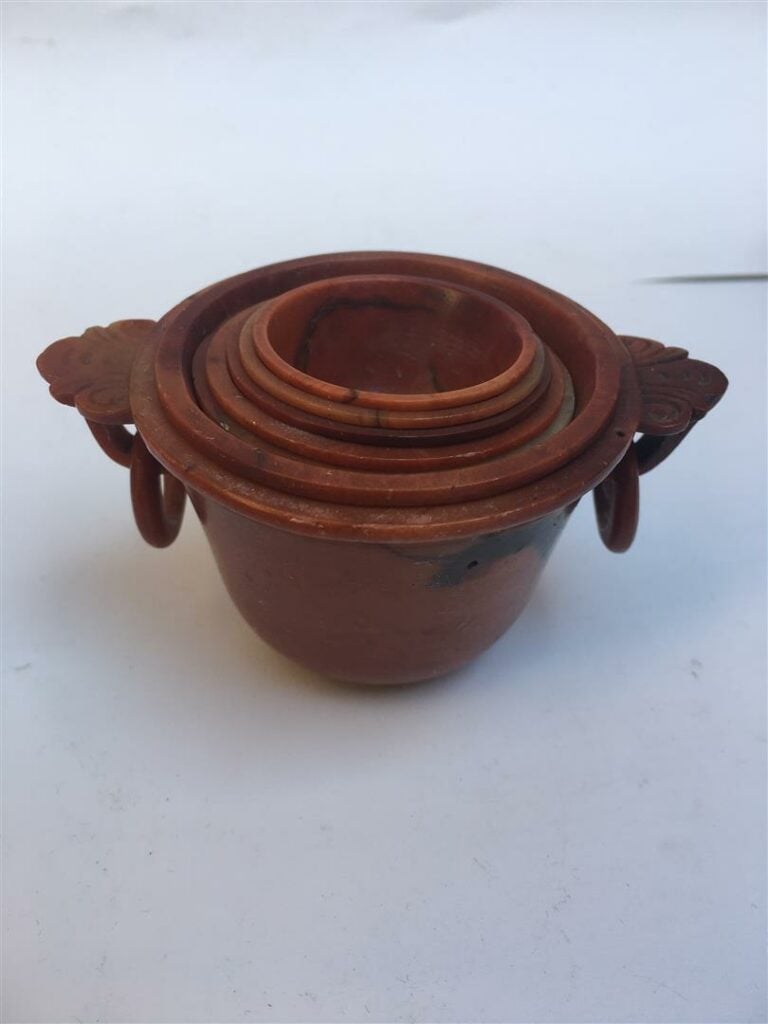 [/] MESURE EN PIERRE DE LARD - A l'image d'un vase archaïsant sur son socle. Il…