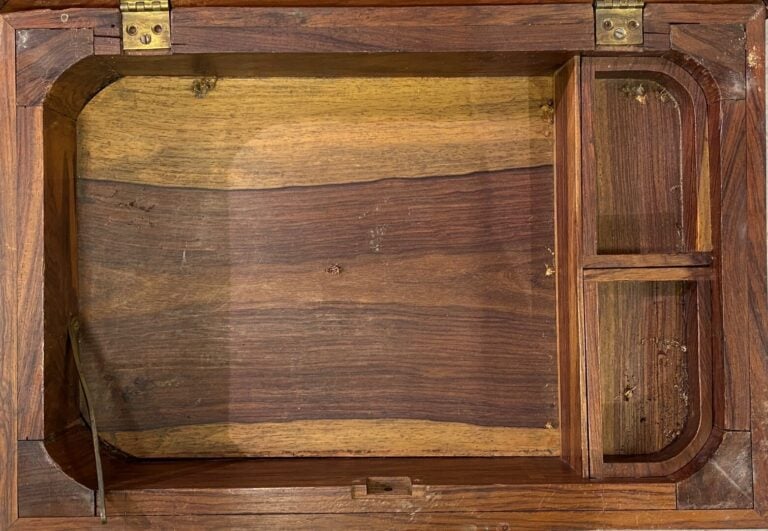 Meuble d'appoint en bois verni à décor gravé de volatiles et guirlandes fleurie…