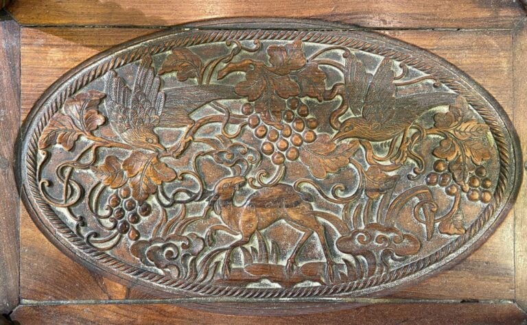 Meuble d'appoint en bois verni à décor gravé de volatiles et guirlandes fleurie…