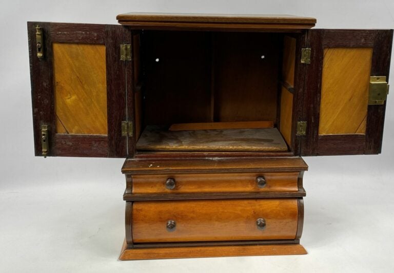 Meuble de maîtrise en acajou et placage d'acajou, ouvrant par deux tiroirs en p…