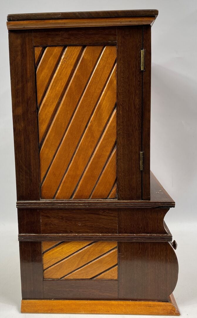 Meuble de maîtrise en acajou et placage d'acajou, ouvrant par deux tiroirs en p…