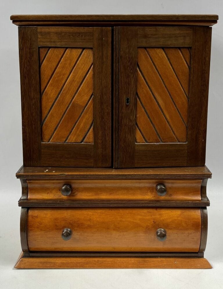Meuble de maîtrise en acajou et placage d'acajou, ouvrant par deux tiroirs en p…