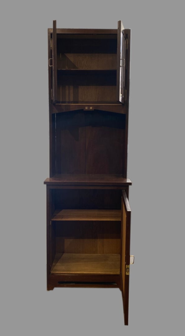 Meuble étroit formant vitrine en acajou et placage d'acajou ouvrant par une por…