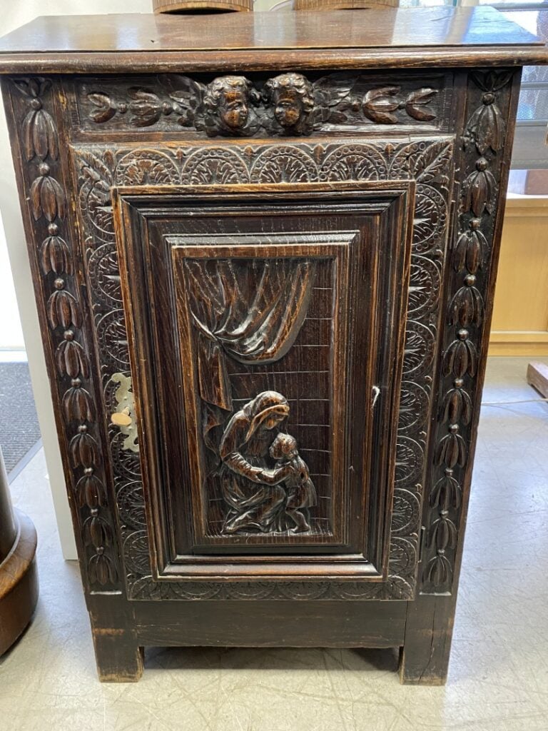 Meuble Prie-Dieu en chêne mouluré et sculpté ouvrant par une porte surmontée d'…