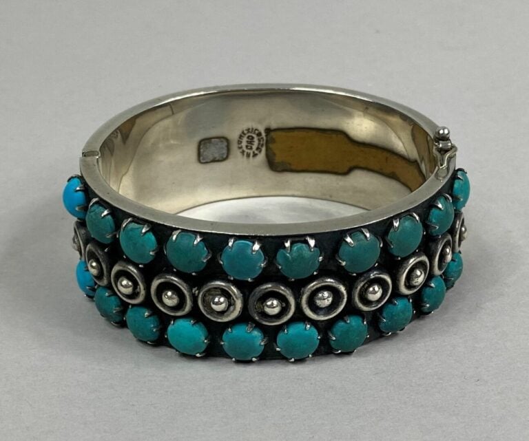 MEXIQUE - Bracelet manchette ouvrant en argent (min. 800) orné de cabochons de…