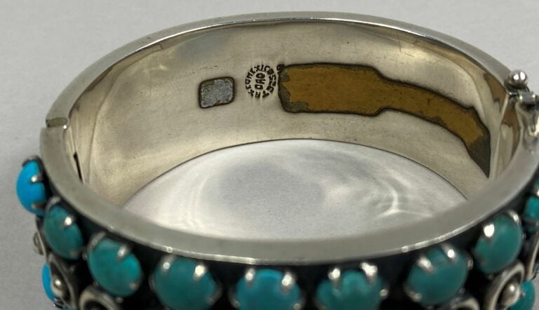 MEXIQUE - Bracelet manchette ouvrant en argent (min. 800) orné de cabochons de…