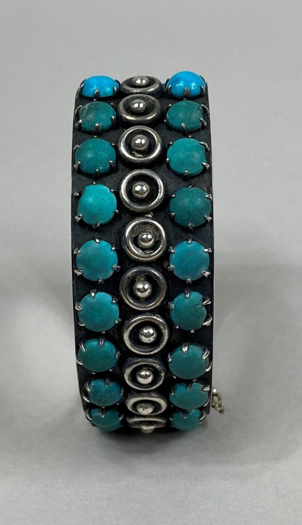 MEXIQUE - Bracelet manchette ouvrant en argent (min. 800) orné de cabochons de…