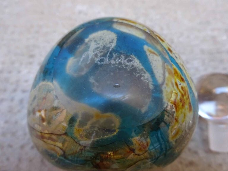 Michèle LUZORO (1949-) - Flacon ovoïde à panse en méplat en verre à décor inter…