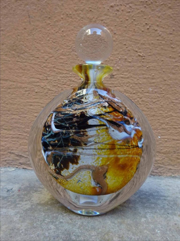 Michèle LUZORO (1949-) - Flacon ovoïde à panse en méplat en verre à décor inter…