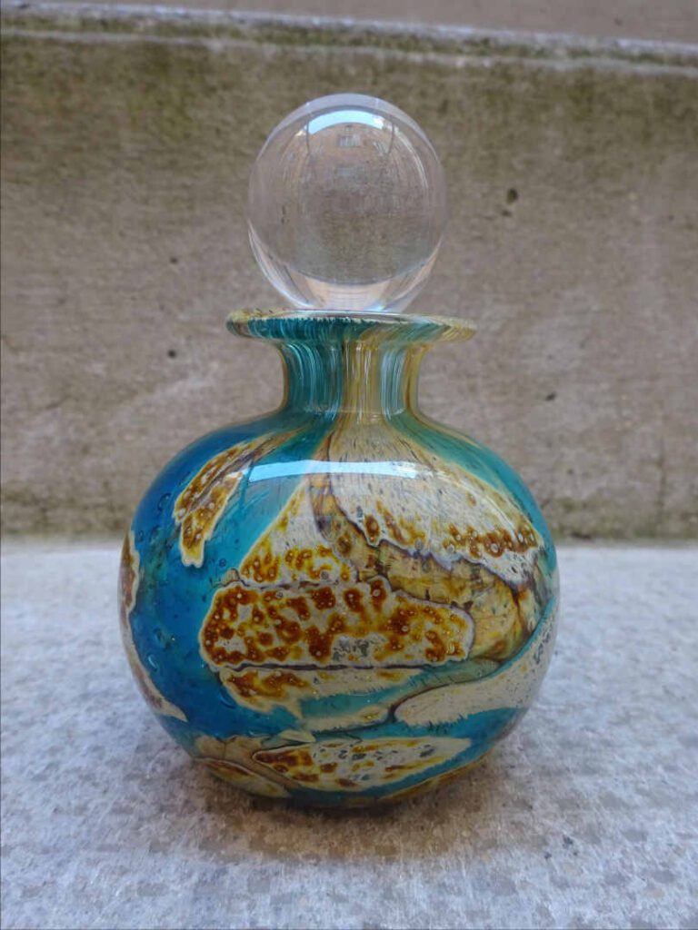 Michèle LUZORO (1949-) - Flacon ovoïde à panse en méplat en verre à décor inter…
