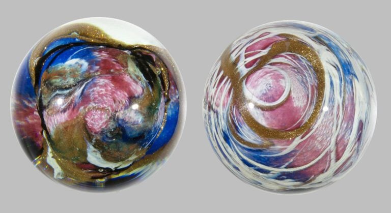 Michèle Luzoro (Biot). Deux presse-papiers en verre signés, à décor abstrait po…