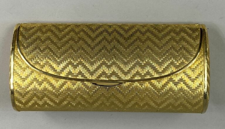 Minaudière en métal doré tressé à motifs de chevrons sur fond partiellement ama…
