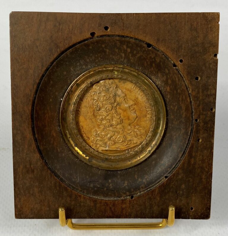Miniature en composition représentant le profil de Jean de la Bruyère - Diam :…