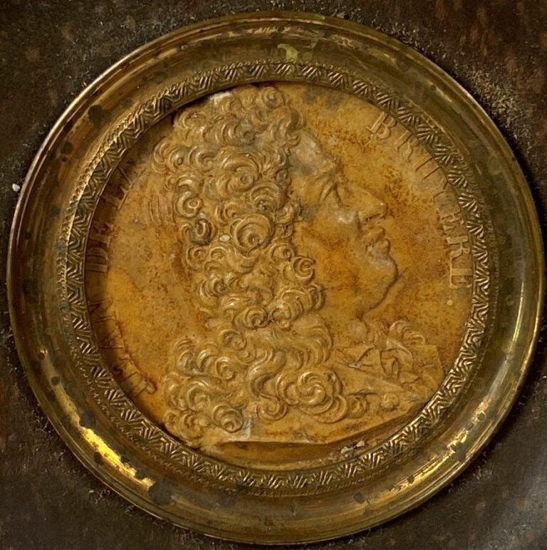 Miniature en composition représentant le profil de Jean de la Bruyère - Diam :…
