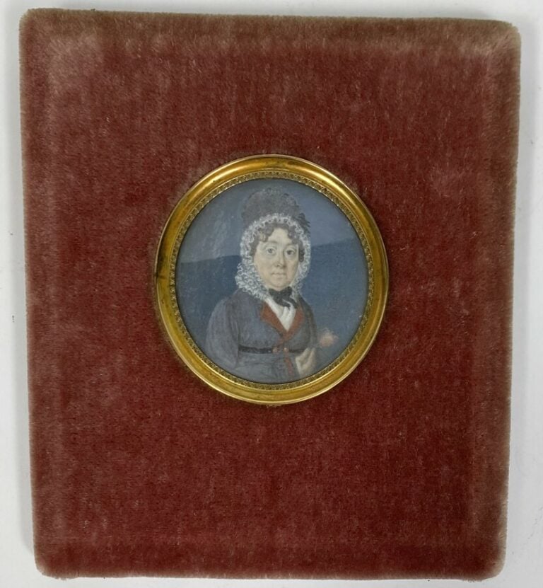 Miniature "Portrait de femme au bonnet blanc" dans un encadrement recouvert de…