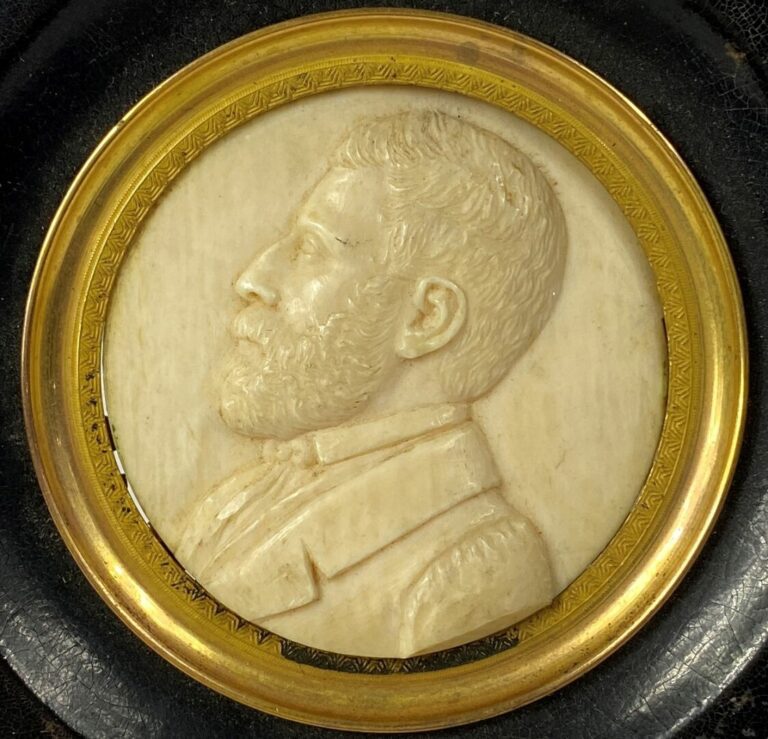 Miniature ronde en léger relief représentant un buste d'homme de profil - Diam…