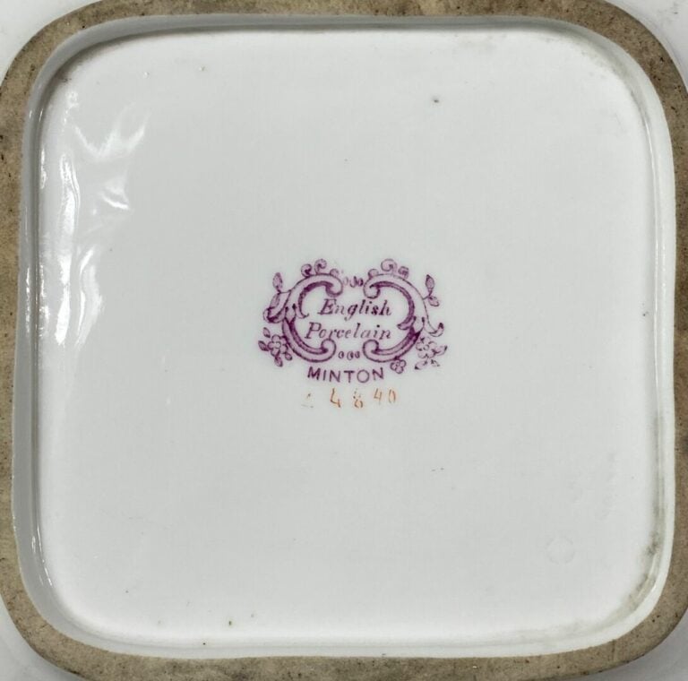 MINTON, Angleterre - Ensemble de trois pièces en porcelaine comprenant trois as…