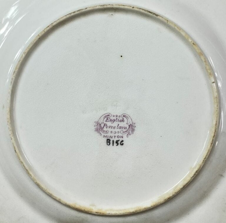 MINTON, Angleterre - Ensemble de trois pièces en porcelaine comprenant trois as…