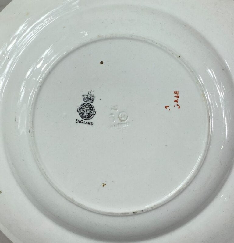 MINTON, Angleterre - Ensemble de trois pièces en porcelaine comprenant trois as…