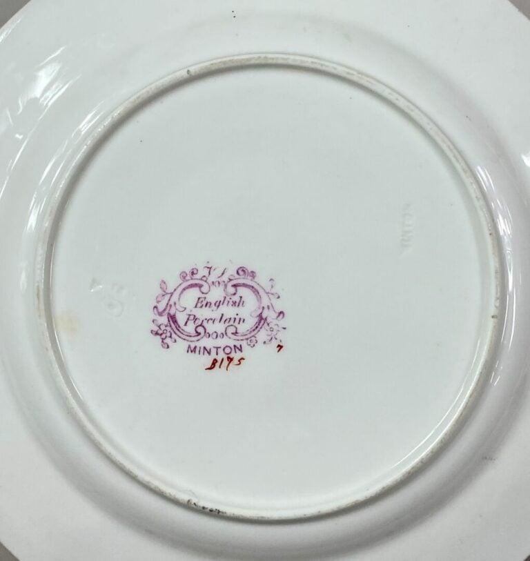 MINTON, Angleterre - Ensemble de trois pièces en porcelaine comprenant trois as…