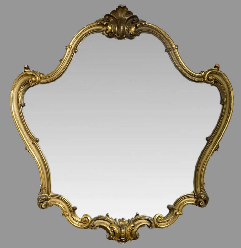Miroir de forme mouvementée en bois et composition doré à décor sculpté de coqu…