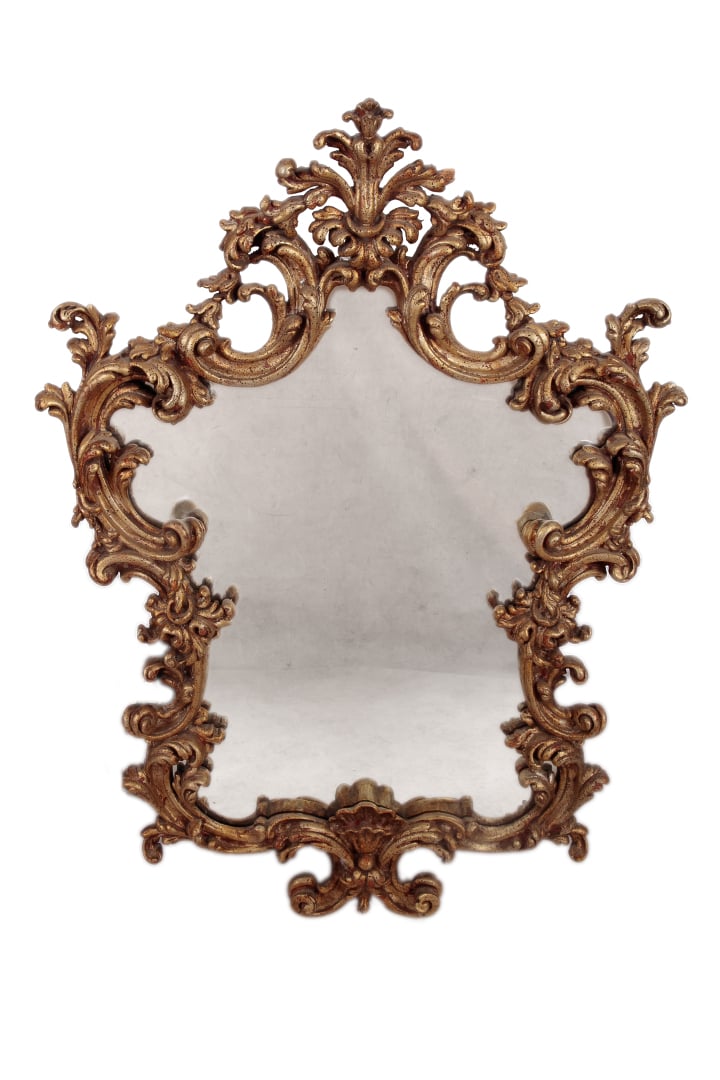 Miroir de forme mouvementée en bois et stuc doré sculpté d'enroulements feuilla…