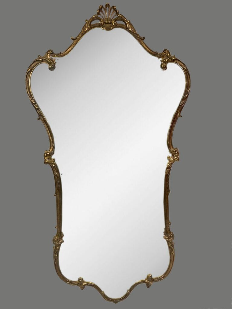 Miroir de forme mouvementée en métal doré surmonté d'une coquille - Style Louix…