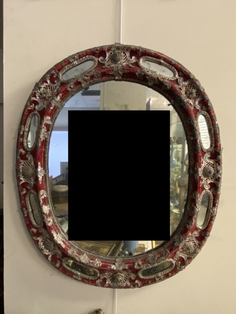 Miroir de forme ovale en bois gainé de velours rouge et orné en alternance de m…