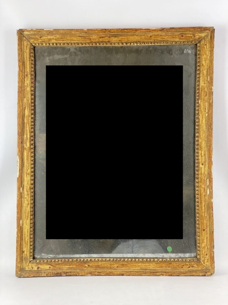 Miroir de forme rectangulaire en bois et stuc doré à décor de frise de perles -…
